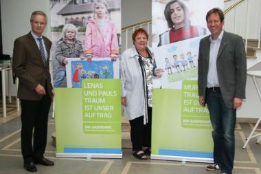 Für Eva Steininger-Bludau (M.),  Vorsitzende des Landesjugendhilfeausschusses Westfalen, waren die Aktionswochen ein voller Erfolg. Hans Meyer (l.), Leiter des LWL-Landesjugendamtes griff das Thema auf und brachte es bundesweit auf den Weg, Andreas Gleis (r.) übernahm die Geschäftsführung der Informationskampagne.<br> Foto: LWL<br />