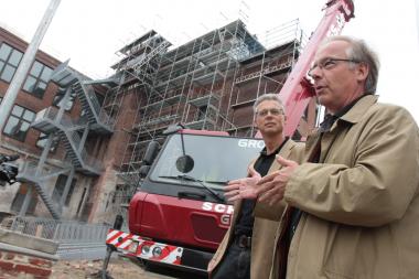 Museumsdirektor Dirk Zache (r.) und Standortleiter Dr. Hermann Josef Stenkamp vor der Spinnerei. Foto: LWL / Sven Betz