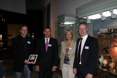 Die Idee zu ArchäoLOGIN hatte Michael Lagers(Museumspädagoge, l.), Dr. Josef Mühlenbrock (Museumsleiter LWL-Museum für Archäologie, r.) war direkt überzeugt. Unterstützt wird das Programm von der Bildungs- und Erziehungsstiftung der Herner Sparkasse, vertreten durch... Die vollständige Bildunterzeile finden Sie am Ende des Textes.  