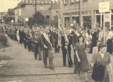 Festumzug zum 40-jährigen Jubiläum des MGV Sylbach im Jahr 1950. <br>Foto: LWL<br />