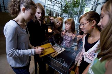 Im Kreativkurs "Scriptorium" lernen die Teilnehmer schreiben wie im Mittelalter von der Wachstafel bis zur kunstvollen Malerei.<br>Foto: LWL /P. Jülich <br />