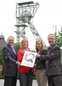 Bei der Verleihung des Q-Siegels an das LWL-Industriemuseum auf der Zeche Zollern in Dortmund (v. l.): LWL-Direktor Dr. Wolfgang Kirsch, Standortleiterin Ulrike Gilhaus, Julia Bauer von Tourismus NRW, Dirk Zache, Direktor des LWL-Industriemuseums.<br> Foto: LWL/M. Holtappels<br />