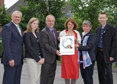 Bei der Verleihung des Q-Siegels (v. l.): LWL-Direktor Dr. Wolfgang Kirsch, Julia Bauer von Tourismus NRW, Dirk Zache, Direktor des LWL-Industriemuseums, Standort-Referentin Ingrid Telsemeyer, Qualitäts-Coachs Sabine Schram-Meyer und Klaus Schneeloch.<br>Foto: LWL/M. Holtappels <br />