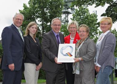 Bei der Verleihung des Q-Siegels (v. l.): LWL-Direktor Dr. Wolfgang Kirsch, Julia Bauer von Tourismus NRW, Dirk Zache, Direktor des LWL-Industriemuseums, Qualitäts-Coachs José Bauhues, Anne Liesmann und Sigrid Hungerkamp.<br>Foto: LWL/M. Holtappels <br />