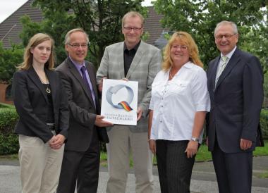 Bei der Verleihung des Q-Siegels (v. l.): Julia Bauer von Tourismus NRW, Dirk Zache, Direktor des LWL-Industriemuseums, Standortleiter Robert Laube, Annette Hupe vom Restaurant Henrichs, LWL-Direktor Dr. Wolfgang Kirsch.<br> Foto: LWL/M. Holtappels<br />
