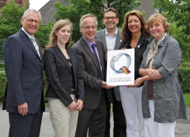 Bei der Verleihung des Q-Siegels (v. l.): LWL-Direktor Dr. Wolfgang Kirsch, Julia Bauer von Tourismus NRW, Dirk Zache, Direktor des LWL-Industriemuseums, Standortleiter Arnulf Siebeneicker, Qualitäts-Coachs Christiane Hundrup und Vera Ehmer.<br> Foto: LWL/M. Holtappels<br />