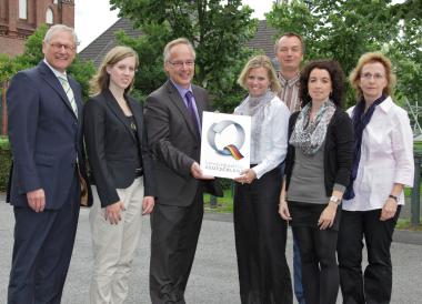 Bei der Verleihung des Q-Siegels (v. l.): LWL-Direktor Dr. Wolfgang Kirsch, Julia Bauer von Tourismus NRW, Dirk Zache, Direktor des LWL-Industriemuseums, Museumsmitarbeiterin Jasmin Soyak, Standortleiter Willi Kulke, Mareike Buba  und Qualitäts-Coach Sabine Schierholz. <br>Foto: LWL/M. Holtappels<br />