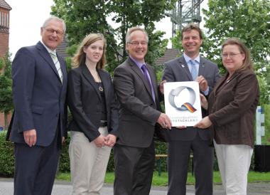 Bei der Verleihung des Q-Siegels (v. l.): LWL-Direktor Dr. Wolfgang Kirsch, Julia Bauer von Tourismus NRW, Dirk Zache, Direktor des LWL-Industriemuseums, Standortleiter Dietmar Osses und Museumsmitarbeiterin Violetta Jedrasiak.<br>Foto: LWL/M. Holtappels <br />