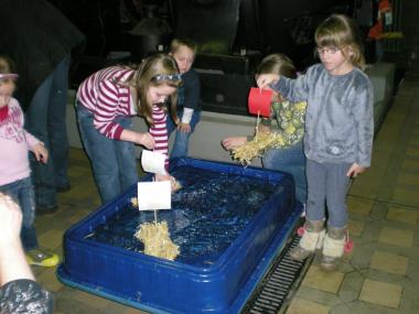 Die in Käpt¿n Henris Bastelbude gebauten Bötchen werden im Schiffshebewerk Henrichenburg ins Wasser gesetzt. <br>Foto: LWL<br />