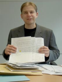 Dr. Lutz Volmer aus Bielefeld, hier mit Briefen des Projektes ¿Mein 18. November¿, erhält in diesem Jahr den LWL-Förderpreis für westfäli-sche Landeskunde.<br>Foto: LWL<br />