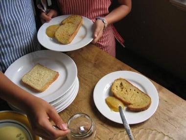 Lecker: In der Arbeiterküche bereiten Ferienkinder ¿arme Ritter¿ und ¿goldene Schnitten¿ zu. <br>Foto: LWL<br />