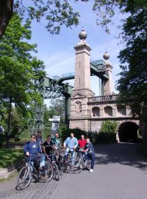 Die historische Radtour zum Umspannwerk Recklinghausen startet vor den Oberhaupttürmen des LWL-Industriemuseums Schiffshebewerk Henrichenburg. <br>Foto: LWL<br />