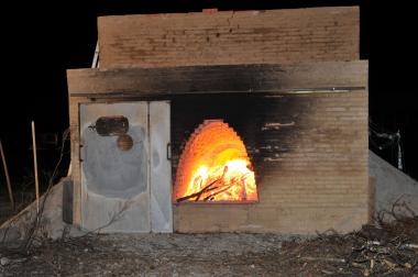 Erster Probebrand im römischen Militärziegelofen 2009 im Ziegeleimuseum Lage. <br>Foto: LWL<br />