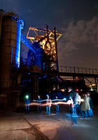 Im Lampenschein erwacht die Henrichshütte am Abend zu neuem Leben. <br>Foto: LWL / Michael Schulze<br />