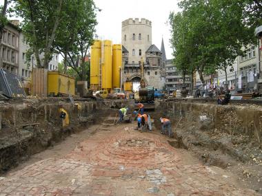 Im Herzen Kölns findet mit dem U-Bahn Bau auch eines der größten aktuellen archäologischen Projekte statt - die Grabungsfläche auf dem Bild befindet sich in der Nähe des Severintores. <br>Foto: LWL /M. Trier<br />