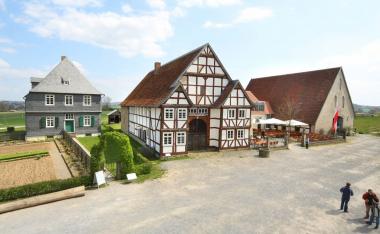 Nach dem abendlichen Rundgang durch das LWL-Freilichtmuseum Detmold kann man sich in der Museumsgaststätte ¿Im Weißen Ross¿ stärken. <br>Foto: LWL/Jähne<br />