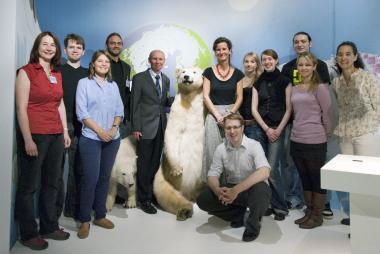 Design-Studenten von Prof. Cordula Hesselbarth (6. von rechts) mit Dr. Anika Seyfferth (links), Dr. Jan Ole Kriegs (4.von links) und Museumsdirektor Dr. Alfred Hendricks (5. Von links). <br>Foto: LWL/Oblonczyk<br />