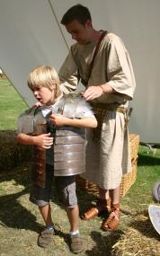 Wie ein echter Römer - mit den richtigen Requisiten fällt es leicht, in andere Rollen zu schlüpfen. <br>Foto: LWL-Römermuseum<br />