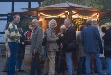 Bis in den späten Abend hinein können die Besucher am Wochenende im LWL-Freilichtmuseum Wein genießen.  <br>Foto: LWL<br />