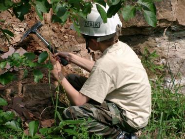 Mit Helm und Hammer bauen die Exkursionsteilnehmer Mineralien ab. <br>Foto. LWL<br />