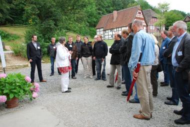 Die Teilnehmer der Fortbildungsveranstaltung ¿Denkmalpflege: Westfälisch ¿ Praktisch¿ sahen sich auch das Haus Schwenger im ¿Paderborner Dorf¿ des LWL-Freilichtmuseums Detmold genauer an. <br>Foto: LWL<br />