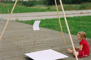Mit Hilfe eines kleinen Segels überträgt der Windzeichner alle Luftbewegungen auf Papier. <br>Foto: LWL /M.Muck<br />