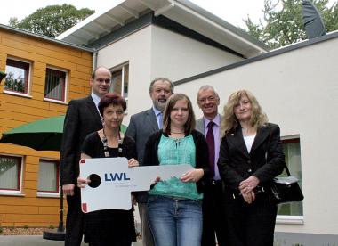 Elisabeth Timmer und Nicole Balje (vorne, von links) nahmen symbolisch den Schlüssel zu ihrem neuen Zuhause von Landesrätin Helga Schuhmann-Wessolek entgegen. Über die Eröffnung des Neubaus freuten sich (hinten, von links): Bürgermeister Christof Sommer, Benninghausens Ortsvorsteher Josef Franz und Hartmut Paech-Bruch, Leiter des LWL-Wohnverbunds Lippstadt. <br>Foto: Eva Brinkmann<br />