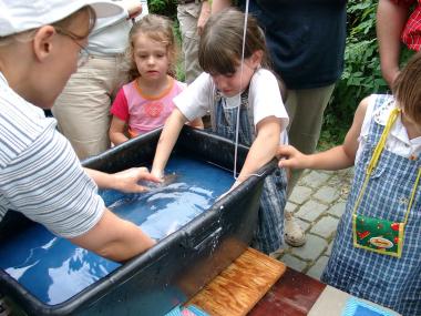 Büttenpapier selber schöpfen können die Kinder in der Papiermühle. <br>Foto: LWL<br />