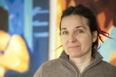 Die Künstlerin Cecilia Herrero-Laffin töpfert mit Kindern. <br>Foto: LWL<br />