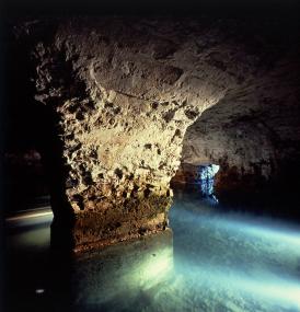Magisch und sagenhaft scheint die Stimmung im beleuchteten Quellkeller.<br>Foto: LWL/Museum in der Kaiserpfalz<br />