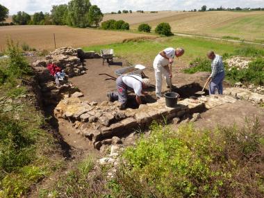 Seit einigen Tagen arbeiten die LWL-Archäologen wieder an der Holsterburg - einer in Westfalen absolut einmaligen Burganlage.  <br>Foto: LWL/A.Bulla <br />