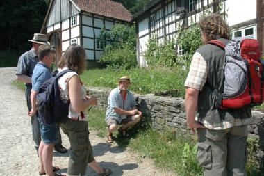 Koch und Naturparkführer Andreas Hauer zeigt am Sonntag im LWL-Freilichtmuseum Detmold die köstlichen Seiten von Wildkräutern. &lt;br&gt;Foto: LWL&lt;br /&gt; 