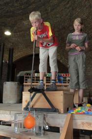 Puste ist gefragt, wenn die Kinder einmal in die Glasmacherpfeife blasen. <br>Foto: LWL / Holtappels<br />