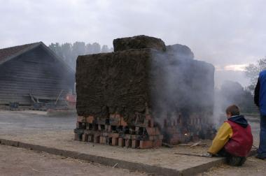 Im Feldbrandofen werden am Sonntag ca. 3000 Ziegel gebrannt. <br>Foto: LWL<br />