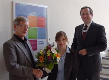 Reinhard Loer (Kaufmännischer Direktor) und Christopher Brandes (Personalleiter) begrüßen Susan Klaus an ihrem ersten Arbeitstag <br>Foto: LWL<br />
