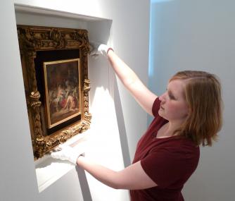 Die Ölskizze ¿Anbetung der Hirten¿ von Peter Paul Rubens ist eines der herausragenden Stücke der Gemäldegalerie der Ausstellung ¿Macht des Wortes. Benediktinisches Mönchtum im Spiegel Europas¿. Kunsthistorikerin Dr. Julia Fischer ¿ hier beim Hängen des Werks im Vorfeld der Schau ¿ stellt das Bild am 9. August beim Dalheimer Kunst-Stück vor. <br>Foto: LWL<br />