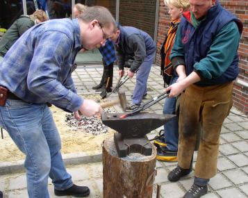 Tatkraft ist im Kreativseminar des LWL-Museums für Archäologie gefragt, denn hier wird das Eisen wortwörtlich geschmiedet, solange es heiß ist. <br>Foto: LWL/M. Lagers<br />