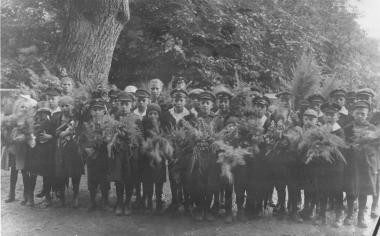 Kinder mit dem geweihten Krautbund in Arnsberg (Hochsauerlandkreis), 1927.<br>Foto: Archiv LWL/Voko<br />