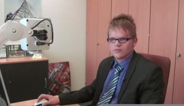 Timo Dalm ist auf einem Auge blind, auf dem anderen liegt seine Sehkraft bei 20 Prozent, dennoch konnte er mit Hilfe des LWL-Angebotes ¿MobiliS¿ eine Ausbildung im kaufmännischen Bereich beginnen. <br>Foto: LWL<br /><b><br>Bitte kicken Sie auf das Bild um sich den Film anzuschauen.<br /></b>