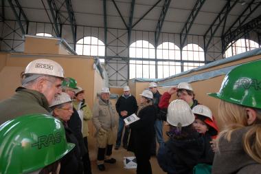 Mit Helmen geschützt gehen die Teilnehmer auf Baustellenführung. <br>Foto: LWL<br />