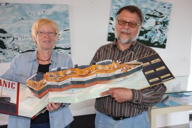 Hildegard und Ulrich Tietz mit einem Modell der ¿Titanic¿. <br>Foto: LWL<br />