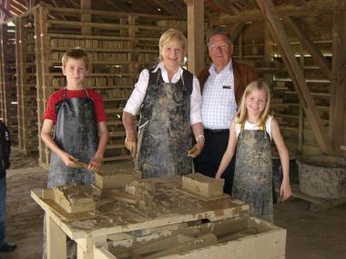 Großeltern und Enkel können im LWL-Ziegeleimuseum gemeinsam einen Ziegel herstellen. <br>Foto: LWL<br />