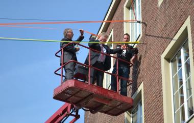 Dirk Zache (Direktor des LWL-Industriemuseum) und Peter Nebelo (Bürgermeister der Stadt Bocholt) im vollen Einsatz: Sie spannen den letzen Faden über die Nordstraße. <br>Foto: LWL<br />