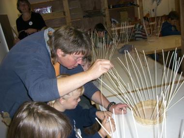Korbflechterin Petra Franke weiht die Teilnehmer des Programms in die Geheimnisse des alten Handwerks ein. <br>Foto: LWL<br />