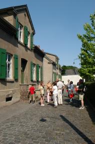 Die Führung ¿Wohnen auf der Seilscheibe¿ macht auch an den Bergarbeiterhäusern an der Straße ¿Am Rübenkamp¿ halt. <br>Foto: LWL<br />