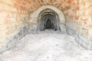 Nur ein Häufchen Asche im Ofen blieb übrig vom 30 RM Reisig und ca. 5 RM Buchenholz die der Ofen zum Brennen der Ziegel verschlang. <br>Foto: LWL / Immenkamp<br />