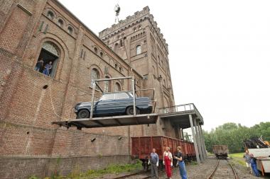 Der Opel Kadett, der als Exponat in der Ausstellung "Schichtwechsel" seinen Platz findet, schwebt in das LWL-Industriemuseum Zeche Hannover ein. <br>Foto: LWL/Hudemann<br />