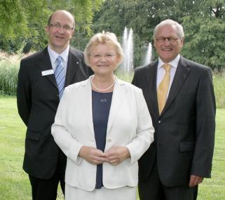 Die Drogenbeauftragte der Bundesregierung, Mechthild Dyckmans, informierte sich bei LWL-Direktor Dr. Wolfgang Kirsch (rechts) und Dr. Rüdiger Holzbach, Chefarzt der Abteilung Suchtmedizin der LWL-Klinik Lippstadt, über Konzepte zur Behandlung Medikamentenabhängiger. Foto: LWL 