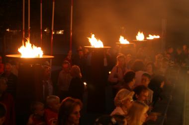 Der Zauber der Nacht: stimmungsvoll wird es schon vor dem Museum mit der lodernden Inszenierung des Pyrokünstlers "Der Feuermann". <br>Foto: LWL/M. Dubiel<br />