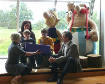 Als Überraschung gab`s ein echtes Römerschiff zum Mitnehmen: Museumspädagogin Renate Wiechers (l.) überreicht dem 10.000sten Besucher der Asterix-Ausstellung Peter Voß (9 Jahre, 2.v.r.) ein "römisches" Präsent. Mit im Bild: v.l.: Martin Voß, Maria Hinse-Voß, Dr. Rudolf Aßkamp (Museumsleiter). <br>Foto: LWL /S. Quick<br />